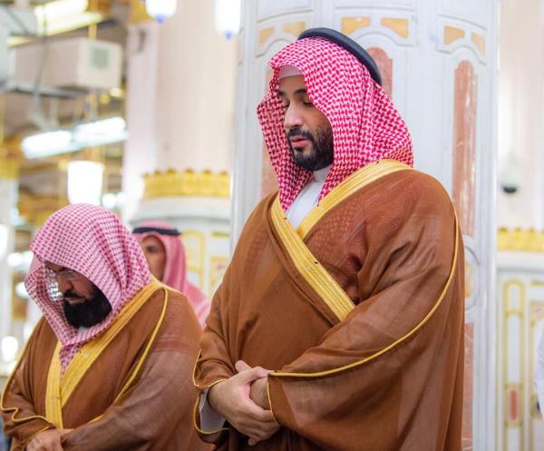 ولي العهد يصلي في الروضة الشريفة - واس