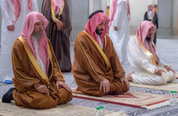 ولي العهد يصلي ركعتي تحية المسجد في مسجد قباء - واس