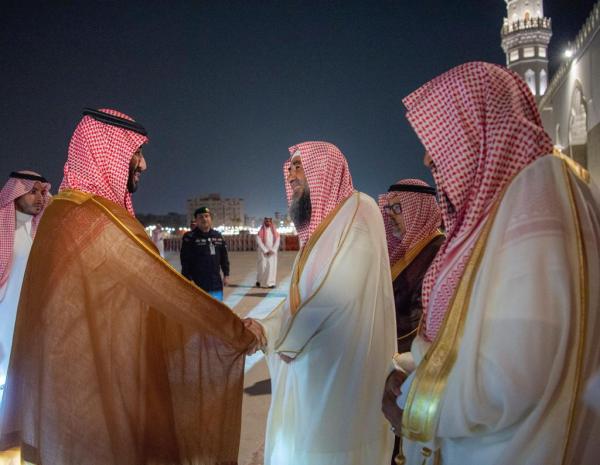 ولي العهد يصافح مستقبليه لدى وصوله مسجد قباء - واس