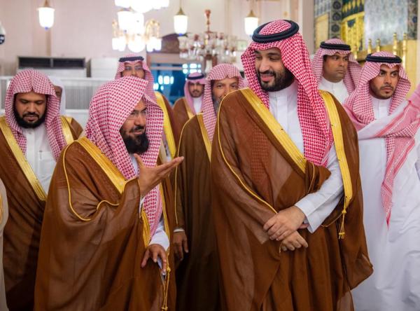 ولي العهد مع مستقبليه لدى وصوله المسجد النبوي الشريف - واس