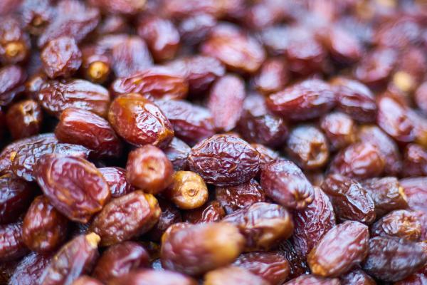 تناول التمر على الريق يعتبر علاج لبعض حالات الإسهال لما به من نسبة عالية من البوتاسيوم. - مشاع إبداعي