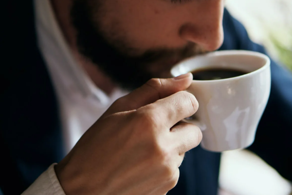 ينصح بتجنب شرب القهوة بعد الإفطار مباشرة أو عند السحور- مشاع إبداعي