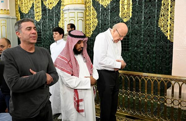 نجيب ميقاتي يزور المسجد النبوي