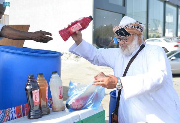'السوبيا'.. مشروب رمضاني يجذب أهالي جدة بلونيه الأحمر والأبيض