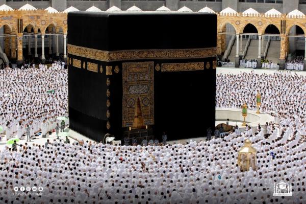 الآلاف يحضرون خطبة الجمعة في المسجد الحرام - حساب شؤون الحرمين