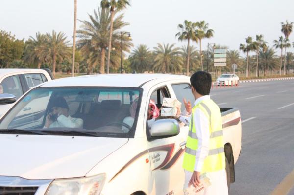 توزيع الوجبات على المارة قبل الإفطار مباشرة - اليوم