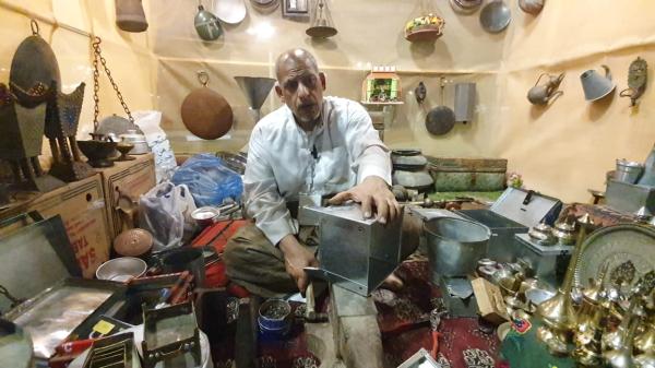 حرفة 'التناك'.. منتجات متعددة وندرة في الأيدي العاملة