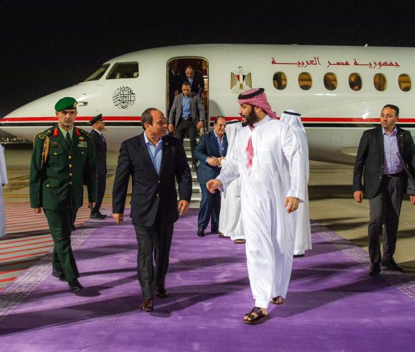 ولي العهد يستقبل الرئيس المصري في مطار جدة