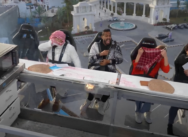يتضمن أحد مقلبي رامز نيفر إند تعليق الضيف في مطعم طائر وإيهامه بأنه سيسقط- اليوم