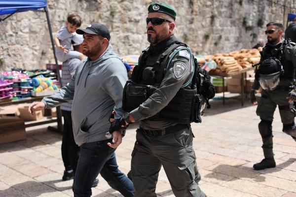 شرطي بالاحتلال يعتقل فلسطينيا خارج حرم المسجد الاقصى - د ب أ