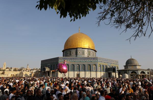 فلسطينيون قرب مسجد قبة الصخرة بالقدس ( رويترز)