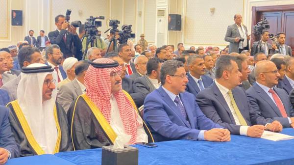 سفير المملكة حضورا في اداء اليمين للمجلس الرئاسي اليمني قبل عام - اليوم