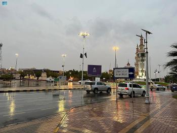 طقس السعودية اليوم.. استمرار هطول الأمطار الرعدية مع رياح نشطة وزخات البرد