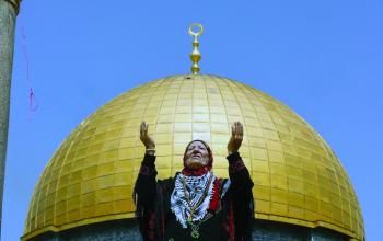 مسنة فلسطينية تحضر صلاة الجمعة في المسجد الأقصى (رويترز)