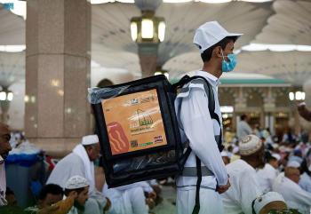 الاستفادة من المتبقي من موائد الإفطار وإعادة ترتيبها وتوزيعها- واس