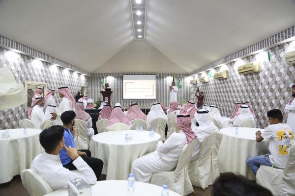 الحضور يستمعون إلى كلمات المتحدثين في الاحتفالية - اليوم