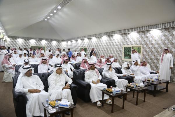 الحضور يستمعون إلى كلمات المتحدثين في الاحتفالية - اليوم