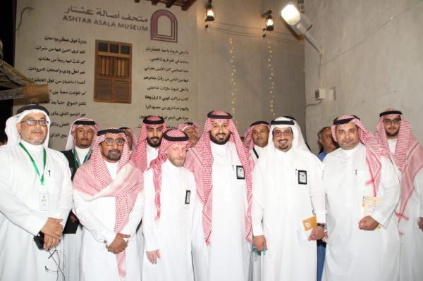 الدرعان في صورة تذكارية مع القائمين على مبادرة 