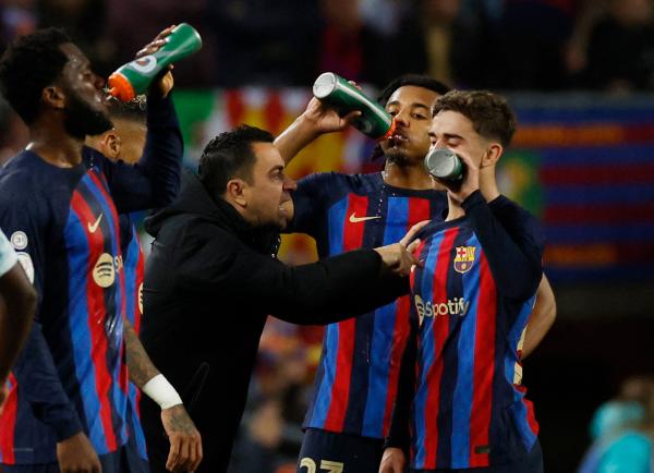 تشافي يتمسك باستمرار نجم برشلونة