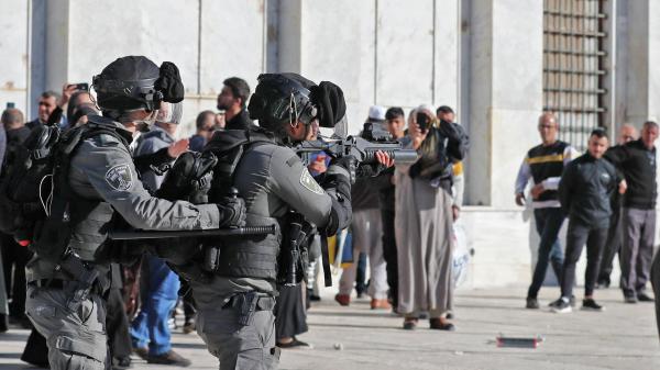 مئات المستوطنين يقتحمون المسجد الأقصى