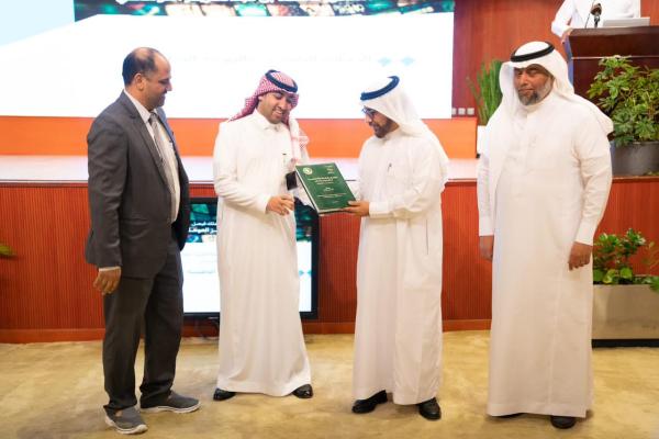 'الدقاش' يهدي 'العوهلي' أول رسالة علمية إعلامية في جامعات الشرقية