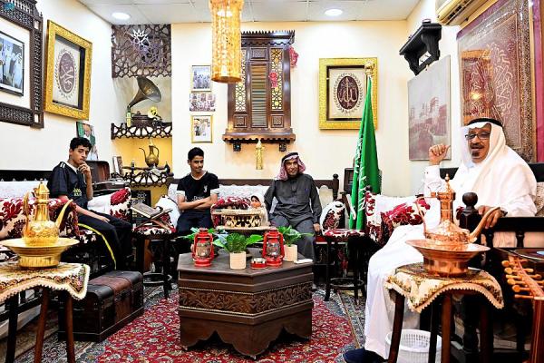 العمدة يتولى مهمة التنظيم عند استقبال الضيوف - واس