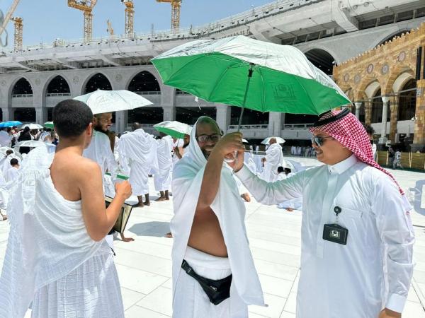 رئاسة الحرمين توفر المظلات الشمسية لحماية المعتمرين من أشعة الشمس