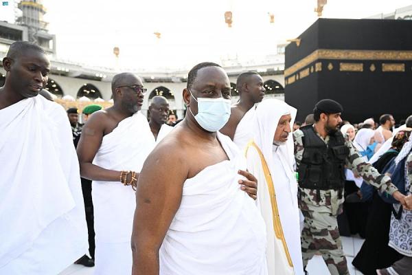 الرئيس السنغالي يؤدي مناسك العمرة