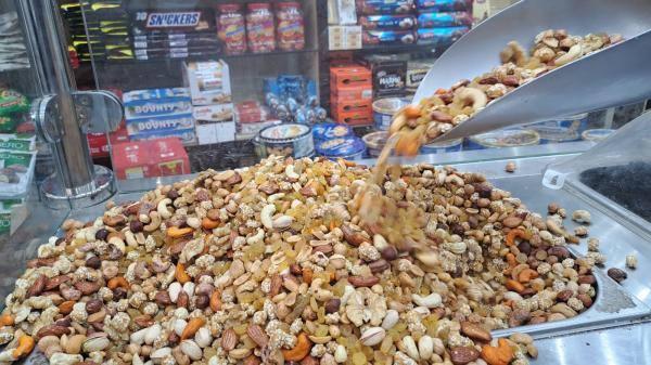عيد الفطر ينعش مبيعات المكسرات والحلويات - اليوم