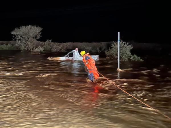 إنقاذ أشخاص احتجزوا في سيل داخل مركباتهم في الدوادمي