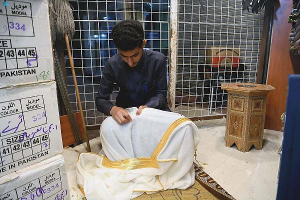  'الزل'.. السوق الأشهر لبيع المشالح