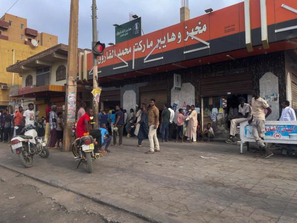 الناس يتجمعون للحصول على الخبز خلال الاشتباكات في الخرطوم - رويترز