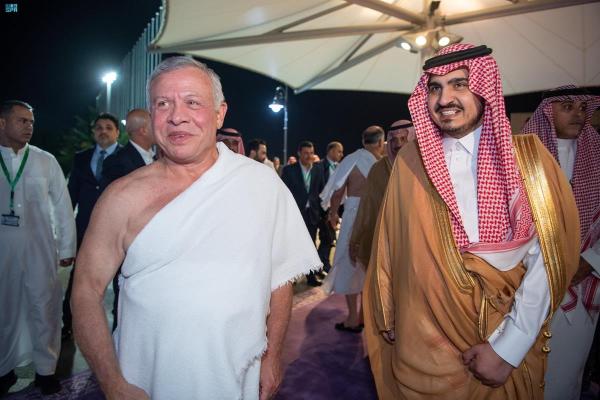 ملك الأردن يؤدي مناسك العمرة