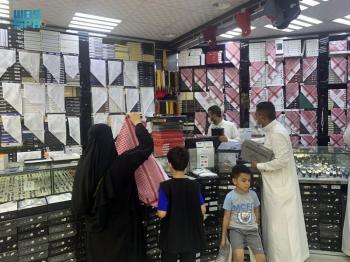 شراء الملابس الجديدة ابتهاجًا بعيد الفطر - واس
