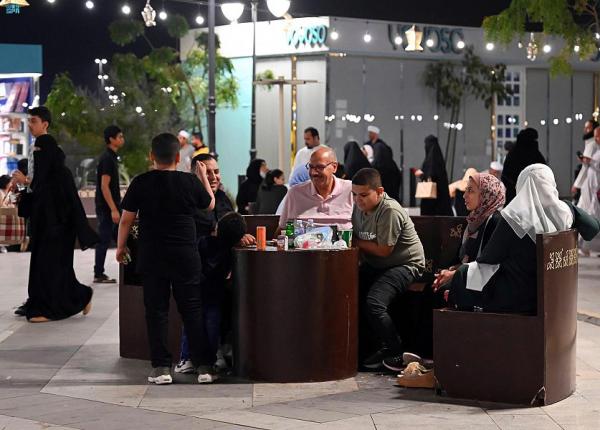 مظاهر البهجة ومظاهر الفرح والسرور في نفوس الأهالي - واس