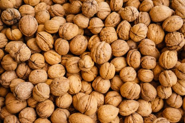 نواة الجوز الطبيعي تكون ذات لون بني فاتح أو ذهبي - مشاع إبداعي