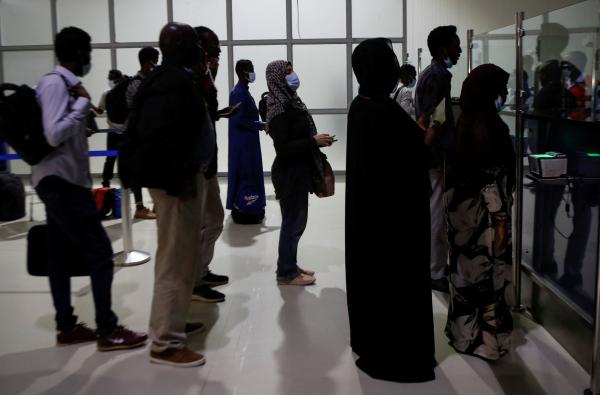 محاولات الفرار متواصلة من سعير الحرب في السودان - رويترز 