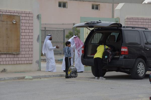 فيديو.. بسبب محدودية الحضور.. طلاب يغادرون مدارسهم صباح أول أيام العودة بعد العيد