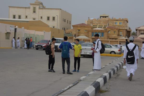 فيديو.. بسبب محدودية الحضور.. طلاب يغادرون مدارسهم صباح أول أيام العودة بعد العيد