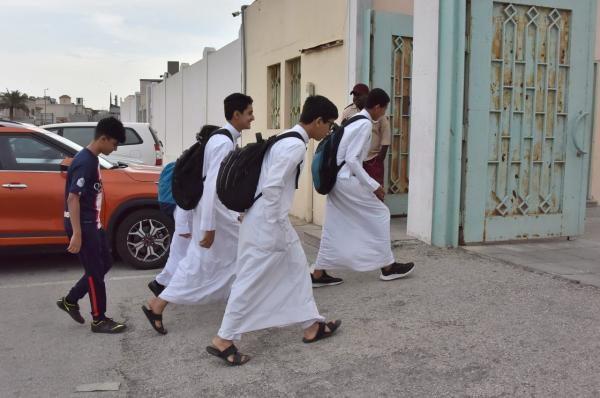 فيديو.. بسبب محدودية الحضور.. طلاب يغادرون مدارسهم صباح أول أيام العودة بعد العيد