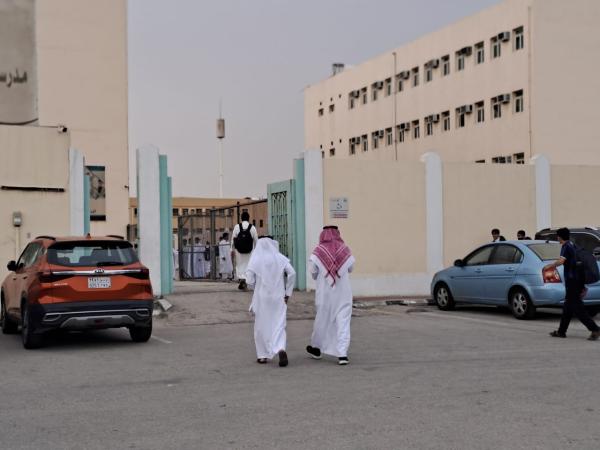 فيديو.. بسبب محدودية الحضور.. طلاب يغادرون مدارسهم صباح أول أيام العودة بعد العيد