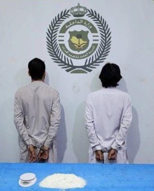 القبض على مقيم ووافد زائر لترويجهما مخدر 'الشبو'