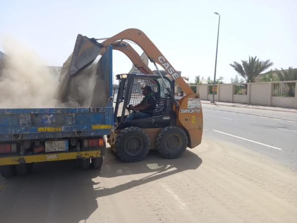 رفع 3 آلاف طن أتربة جرفتها الأمطار في أحياء الطائف 