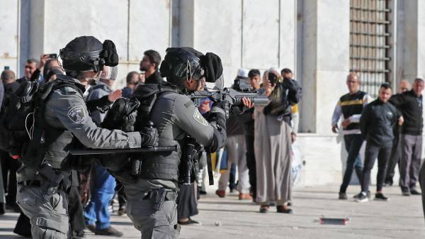 مستوطنون يقتحمون باحات المسجد الأقصى