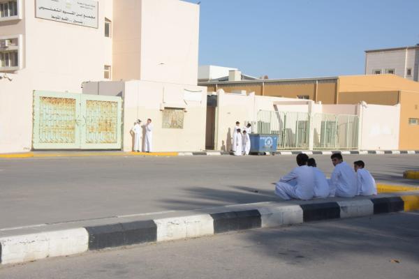مع بدء موعد الدراسة وانتهاء إجازة عيد الفطر المبارك يبدأ الطلاب بالتغيب من المدارس- اليوم