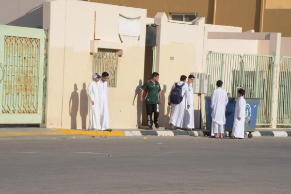 مع بدء موعد الدراسة وانتهاء إجازة عيد الفطر المبارك يبدأ الطلاب بالتغيب من المدارس- اليوم