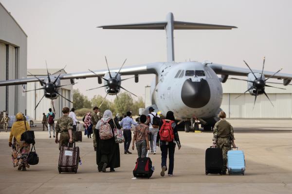 آخر رحلة إجلاء بريطانية تغادر من مطار 'وادي سيدنا' قرب الخرطوم