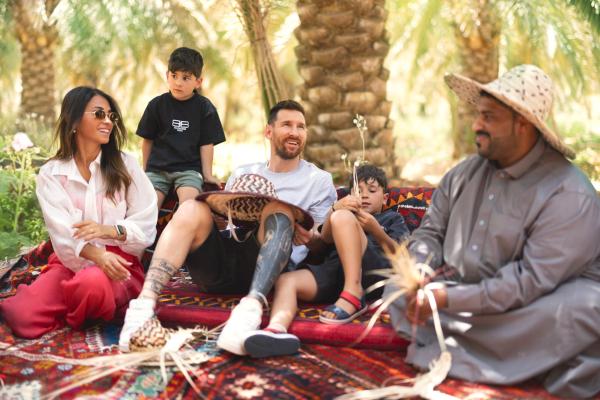 وزير السياحة ينشر صورًا لتواجد ميسي في المملكة.. ويوجه هذه الرسالة