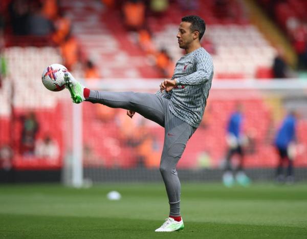تياجو لاعب ليفربول يغيب لنهاية الموسم بسبب جراحة في الفخذ
