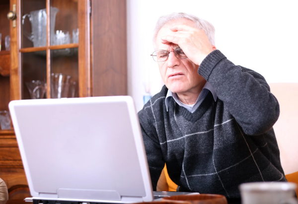 استخدام الإنترنت يحارب الخرف.. كيف يمكن ذلك؟